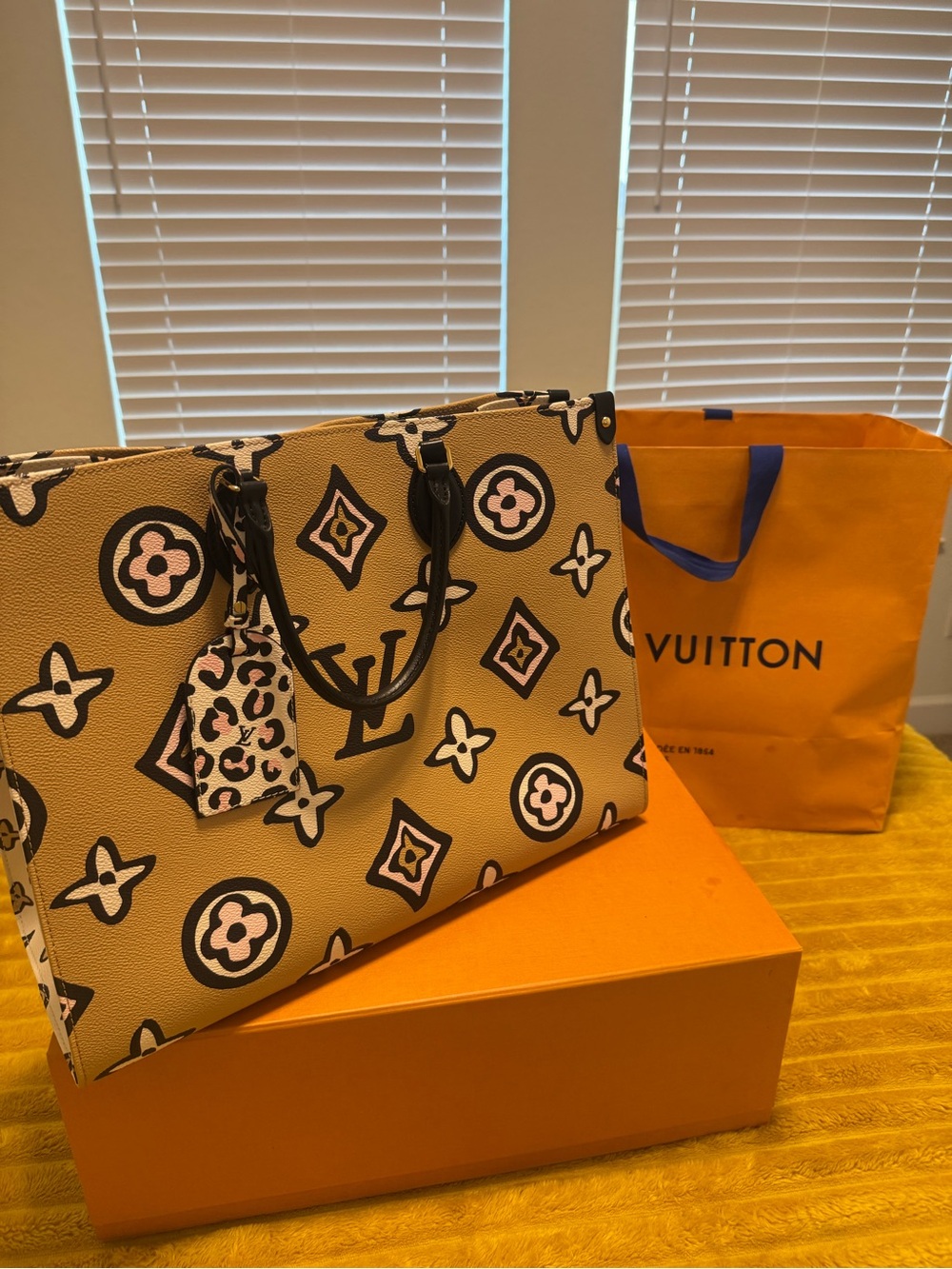 Louis Vuitton Wild At Heart OnTheGo GM Beige - Like New Full Set)